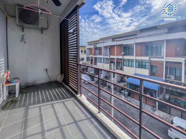 *****ทาวน์เฮ้าส์มือสองย่านกรุงเทพฯ ม.ซิกเนเจอร์ เพชรเกษม69 เนื้อที่กว้างเกือบ 38 ตร.ว. ฟังก์ชัน 5 ห้องนอน 4 ห้องน้ำ ที่จอดรถ 2 คัน พื้นที่ข้างบ้านกว้างขวาง ต่อเติมครบ พร้อมเข้าอยู่ได้ทันที บนทำเลแห่งการเดินทาง ใกล้รถไฟฟ้าสายสีน้ำเงิน "หลักสอง" จองเลย!